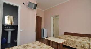Гостиница Guest house on Terskaya 139 Анапа Трехместный номер с ванной комнатой-1