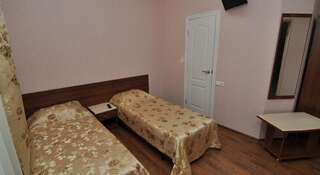 Гостиница Guest house on Terskaya 139 Анапа Двухместный номер с 2 отдельными кроватями и ванной комнатой-1