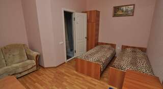 Гостиница Guest house on Terskaya 139 Анапа Трехместный номер с ванной комнатой-2